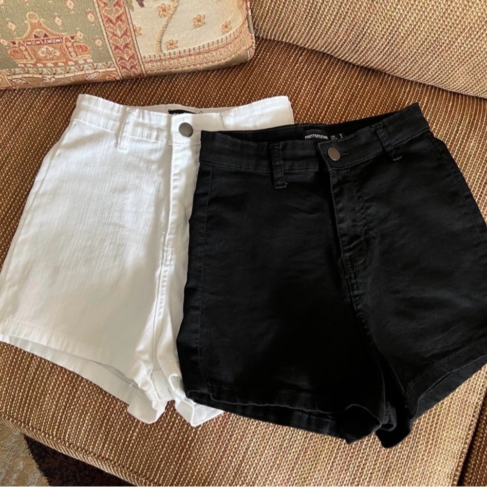 ✅PrettyLittleThing - Black/White Shorts!